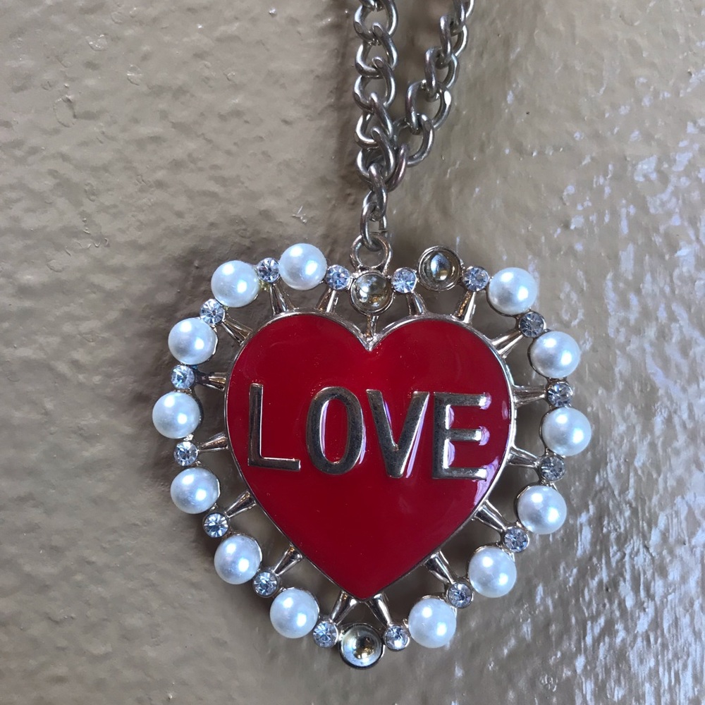 Cute red heart necklace missing 3 Pearls